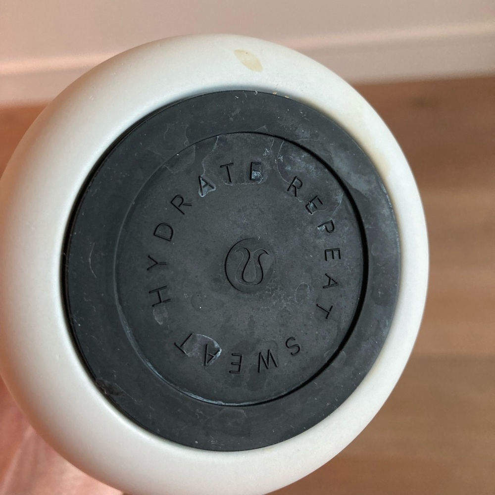 Lululemon Classic 19 oz. cold/hot insulated cup with screw lid - Picture 8 of 8
